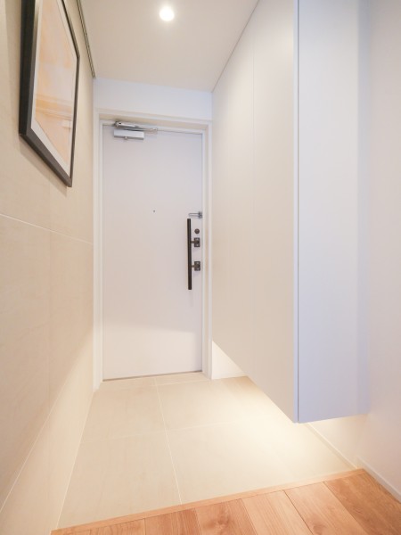 大切なご家族の「ただいま」「おかえり」が行き交う心温まる空間です。玄関にはピクチャーレールを設置したので、お気に入りの写真やアートを飾りインテリアを楽しめます。