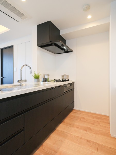 お部屋の色合いに調和するカウンターキッチンを新規設置しています。コンロ前のみ壁付けタイプのため、油跳ねなどのお掃除もしやすく、家事時短に役立つ食器洗い機を搭載しています。