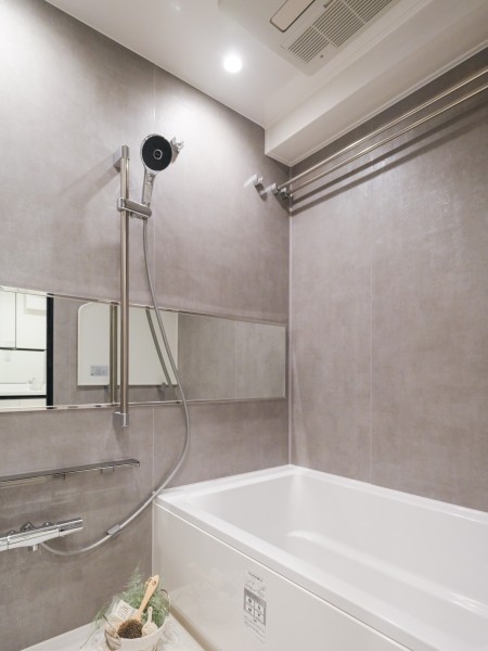 ゆったりとしたバスルームは毎日のバスタイムを贅沢に、豊かにしてくれるリラクゼーション空間です。