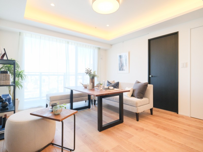 リビングには床暖房が敷設されているので、寒い季節でも足元からの冷えを気にせず快適な温度でお過ごしいただけます。