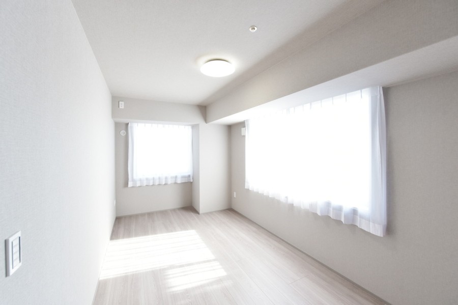 洋室2（約7.9帖）は東と南の２面のバルコニーに囲まれ、明るい自然光と開放感に包まれながら穏やかな時間を過ごせるプライベートスペースです。全ての居室がバルコニーに面した明るい間取りです。