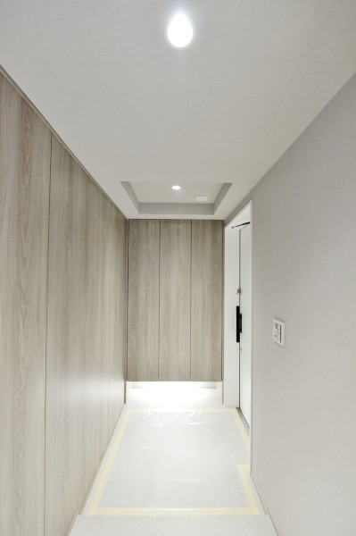 フットライトが優しく足元を照らし、家族やゲストをあたたかく迎え入れてくれる玄関です。人感センサーライトを設置していますので、手がふさがっているときでもお子様のご帰宅時にも自動点灯で安心です。