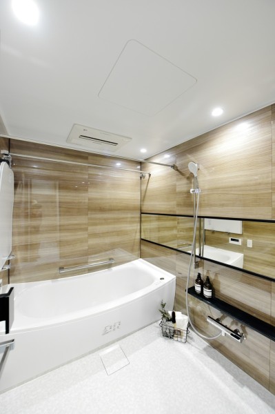 お子様とのバスタイムも楽しめ、お仕事のお疲れもゆったり癒して頂ける広々とした1620サイズのバスルームです。浴室換気乾燥機完備で、花粉シーズンや梅雨時の衣類の乾燥など一年を通して快適にご使用頂けます。