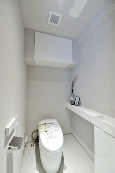 タンクレストイレを採用し、手洗いカウンターを設置しましたので、すっきりとした清潔感のある空間になりました。汚れが付きにくく、お掃除しやすい機能を搭載していますので、毎日のおそうじも楽々です。