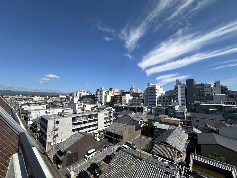 7階部分最上階の南東角住戸につき、陽当たり・通風良好です。大きな空と遠くに見える山々が季節と共に変化する美しい様子を眺めながら、ほっと一息つきたくなるような眺望が広がります。