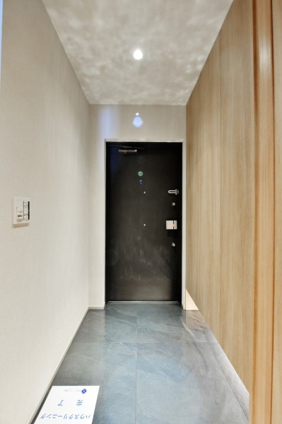 足元を優しくフットライトが照らし、家族やゲストを迎え入れてくれる玄関です。人感センサーライトを設置していますので、遅い時間のご帰宅でも、手がふさがっている時でも自動点灯なので安心です。