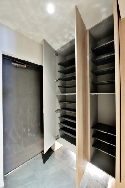 しっかりと天井まで高さのある大容量の玄関収納を備え付けました。棚板はお好みの高さに調整できますので、様々なブーツやシューズを収納でき、いつも整頓されたスペースを保てます。