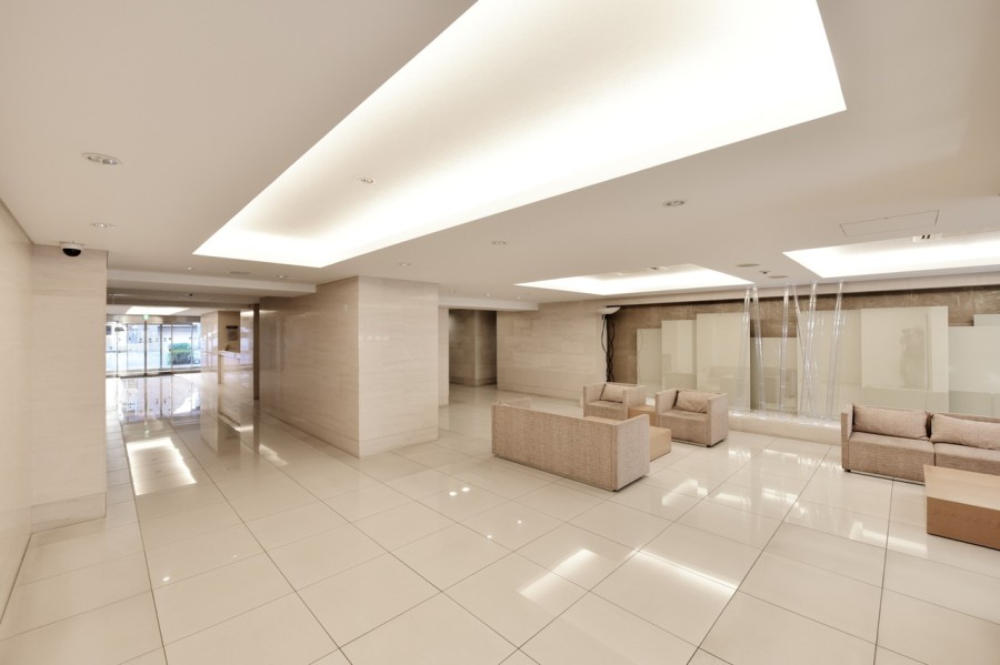 用部分もいつもきれいに保たれており、管理体制がしっかりしたマンションです。ホテルライクな内廊下設計で、住まう人やゲストを優しく居住空間へと誘います。ペット２匹まで飼育可能です。