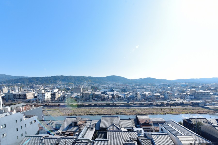 東山連峰を望み、鴨川を見下ろす、これぞ京都と感じる眺望が目の前に広がります。季節によって変化する山々と空、川の流れの美しさを眺めながら深呼吸をしたくなるような景色が広がります。