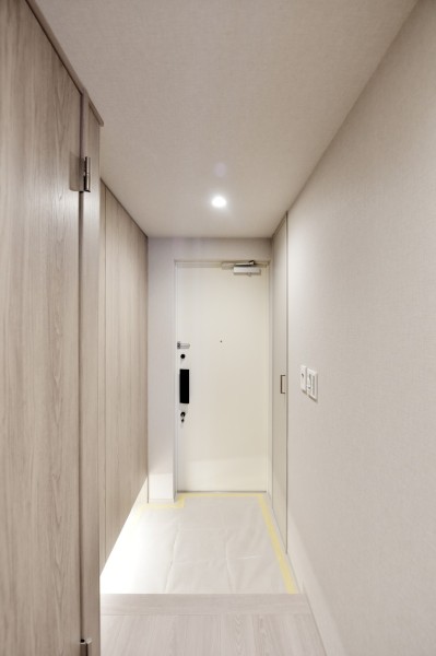 フットライトが優しく足元を照らし、家族やゲストをあたたかく迎え入れてくれる玄関スペースです。人感センサーライトを設置していますので、手がふさがっているときでも遅い時間のご帰宅でも自動点灯で安心です。