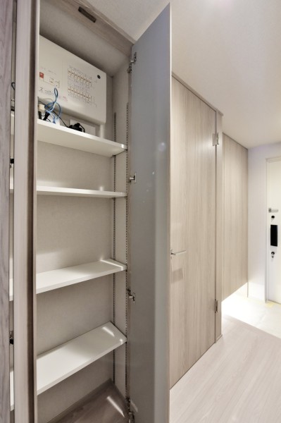 お出かけの時にサッと取り出したいレイングッズや、ペットのお散歩用品、使用頻度の低いアイテムや災害備蓄品などの収納に便利な廊下収納を設置しました。稼働式の棚ですので、お好みの高さに調整できます。