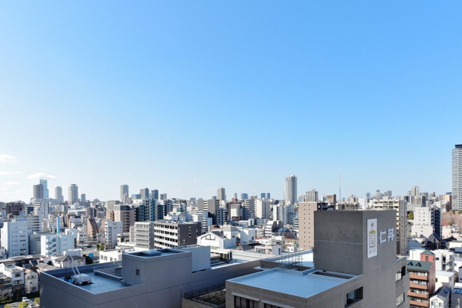 時間や季節とともに変化していく大きな空を眺めながら、大きく伸びをしたくなるような眺めが広がります。窓を開けてリラックスできる、心地の良い時間が過ごせます。