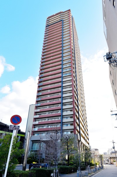 大阪城ほど近く、玉造駅から徒歩5分、通勤通学、レジャーへのフットワークも軽くする立地が魅力的です。大阪の歴史や文化、伝統ある街並みと共存する平成１７年建築３５階建てのタワーマンションです。