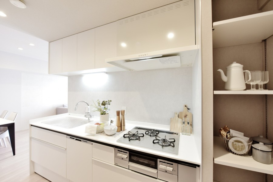 清潔感あるホワイトのシステムキッチンは吊戸棚と棚を設置していますので、調理器具や食器類、食品ストックなどもたっぷり収納できます。食器洗い機完備で家事の効率化に役立ちます。