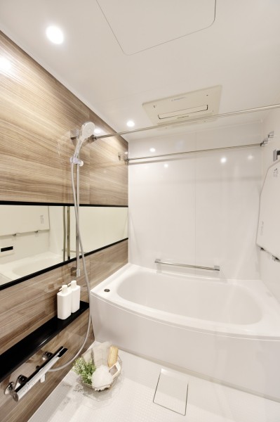 汚れの付きにくい素材でお掃除らくらく、いつも清潔な空間を保つことができます。浴室換気乾燥機完備で、花粉シーズンや梅雨時の衣類の乾燥など、一年を通して便利にご使用いただけます。