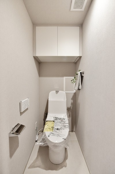 お掃除しやすい機能を多数搭載した、TOTO製ウォシュレット付トイレ新規交換済みです。吊戸棚を設置していますので、小物類や清掃用品などの収納にも便利です。