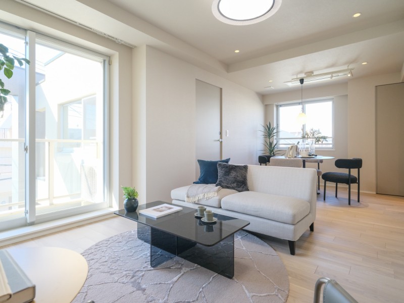 約16.3帖のゆとりあるLDKです。よりいっそう開放感を演出する大きな窓からは、柔らかな自然光が差し込み心地よい時間が流れます。