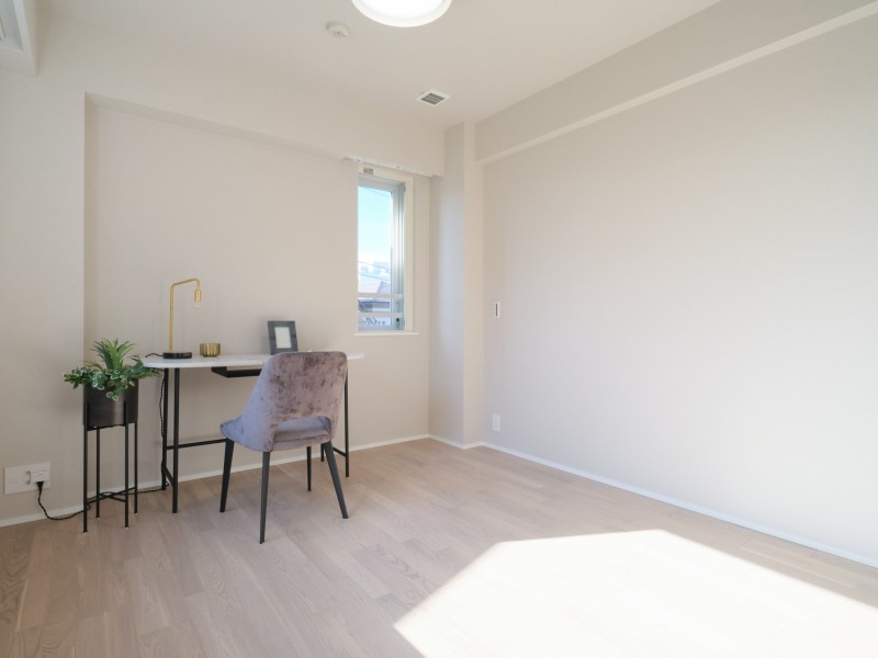 洋室1は約7.5帖の広さがあり、リビングに隣接していながらプライベート性の高い時間を過ごせるお部屋となっております。自分らしいお部屋に彩って毎日を楽しめます。