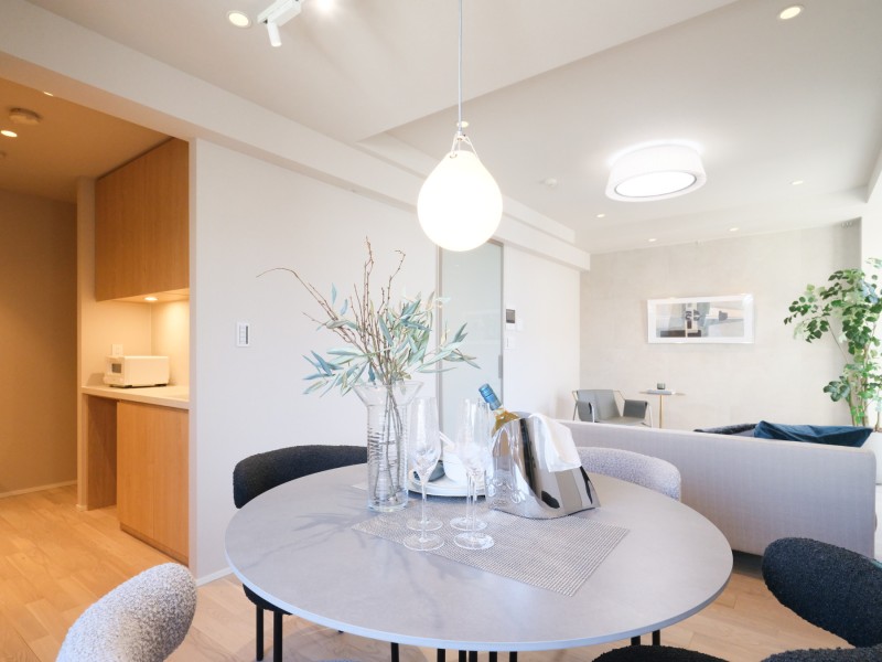 温もりを感じるフローリングやホワイトで統一された壁紙が、やわらかい雰囲気を演出してくれます。素朴さと、どんなインテリアも受け止める柔軟性が魅力です。