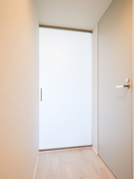 LDへ続く扉はガラス扉のため、より開放感がありスタイリッシュな印象へと仕上がりました。空間のアクセント部分となっております。