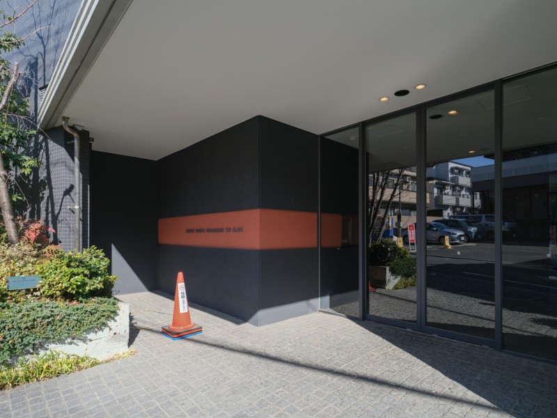 日勤の管理人さんによって整えられた玄関前です。清掃が行き届いた様子から管理体制の良さが伺えます。安らぎに満ちた暮らしへ誘います。