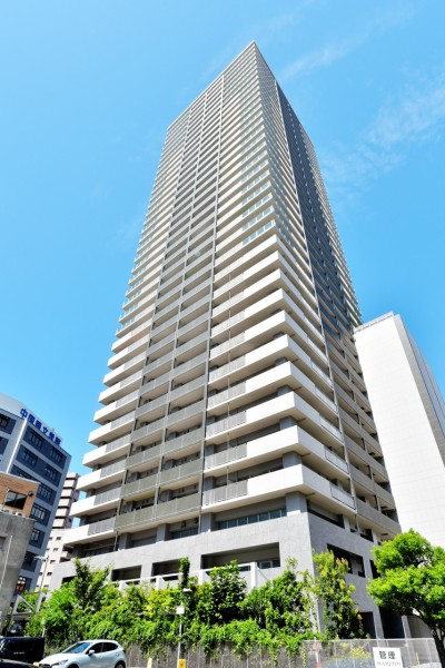 .阪急大阪梅田駅徒歩８分、その他地下鉄など利用可能な便利な立地です。大阪駅周辺には各デパートや商業施設等が多数、さらなる再開発に伴い日に日に活気を増していく街を堪能できる立地です。