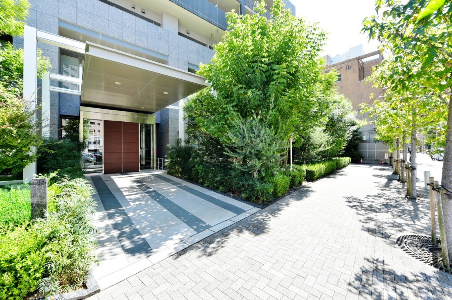 令和６年に大規模修繕工事完了、管理体制もしっかりとしています。ホテルライクな内廊下設計でセキュリティ性、プライバシー性も高く、安心のトリプルセキュリティシステムで、住まう人の暮らしを守ります。