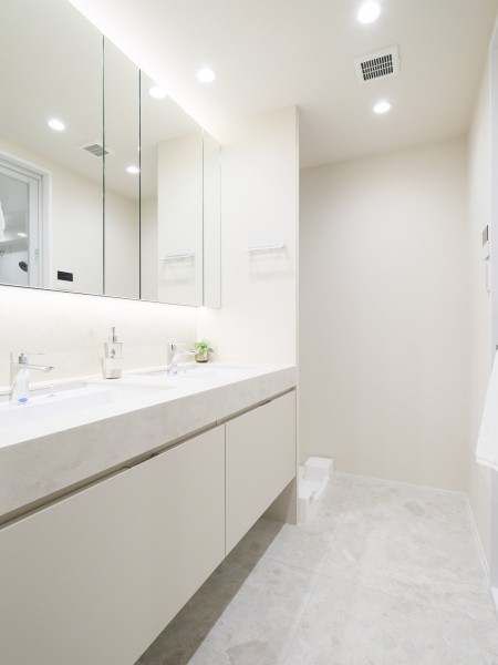 ホテルライクな２ボウル洗面化粧台を採用いたしました。お出かけ前の準備時間を快適にお過ごしいただける嬉しい仕様です。三面鏡裏や足元の収納棚があり、洗面室を広々とお使いいただけます。