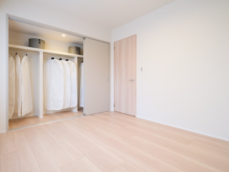 洋室1には頼もしい収納力を持つウォークインクローゼットを備え付けました。