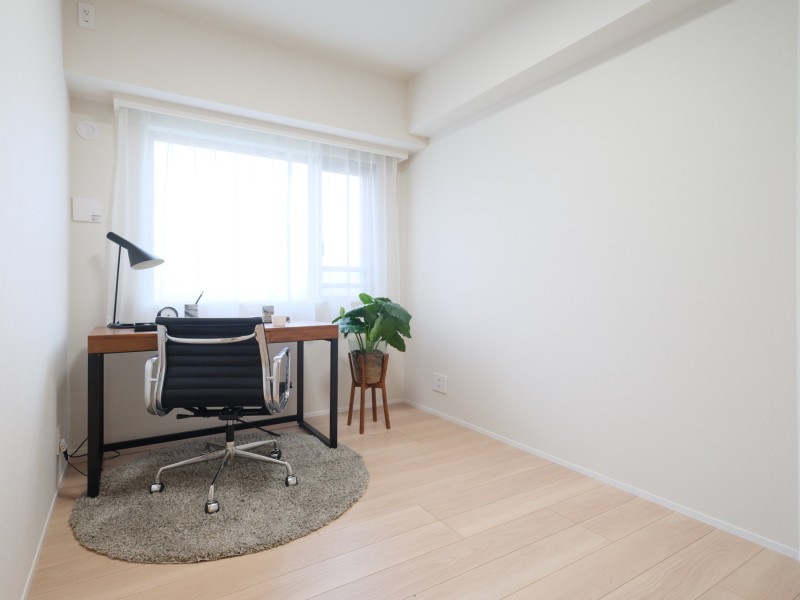 洋室3は約4.4帖の広さとなっております。お部屋は自然の優しい温もりを添えた居心地の良い内装に仕上がりました。多彩な豊かさが紡ぎ、穏やかな時間が流れます。