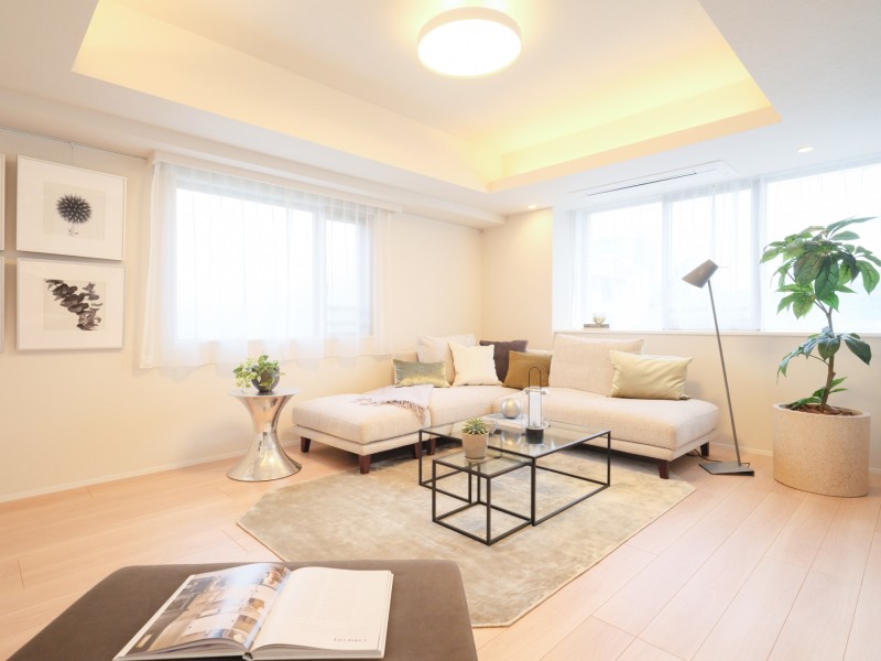 リビングには床暖房が敷設されており、寒い季節でも足元の冷えを気にせず、ご家族やご友人と快適に団らんの時間をお過ごしいただけます。