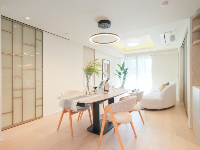 LDKは採用した素材を引き立てつつ、統一感も大事にした、丁寧にこだわったリノベーションを施しました。気品と洗練を纏った居住空間です。