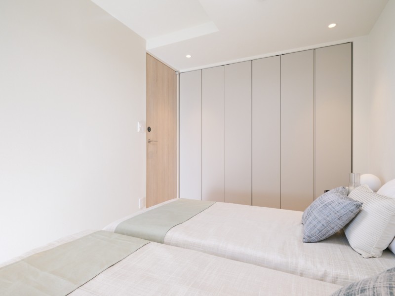 洋室1には間口の広いクローゼットがあるので、お手持ちの衣服や季節物の寝具などをたっぷり収納できそうです。居室を広く使うことができます。