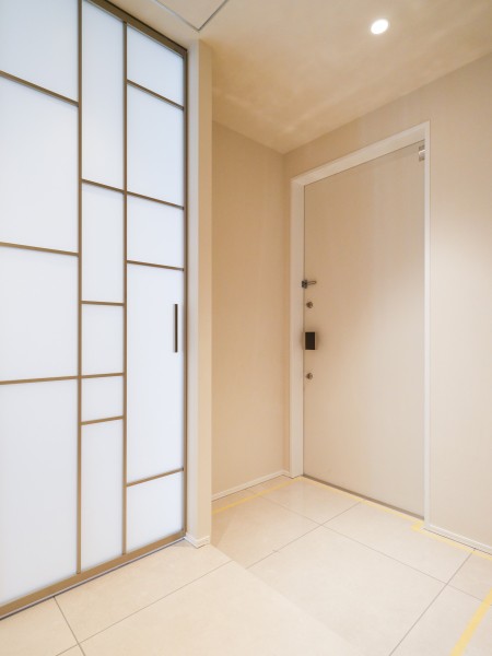 ダイニングからの光を取り込んだ明るい廊下部分です。大切なご家族の「ただいま」「おかえり」が行き交う心温まる空間となっております。