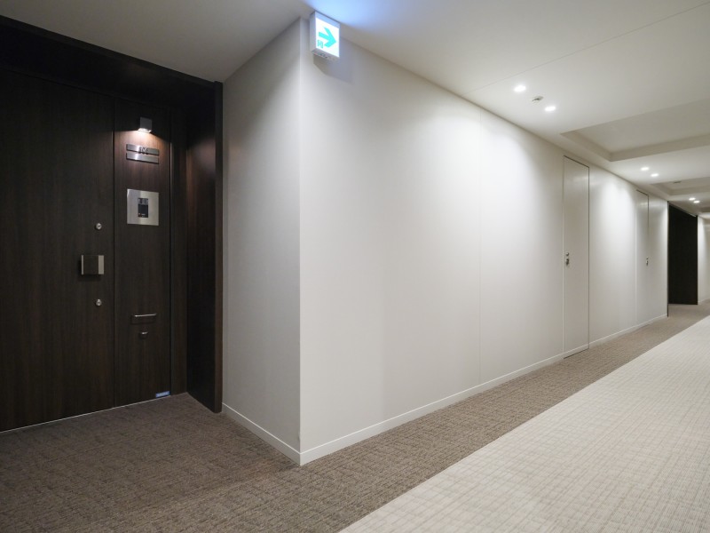 高級感がありホテルライクな内廊下です。コンシェルジュサービスやスカイテラス、ガーデンラウンジなど共用設備が充実しており、生活を豊かに彩ります。