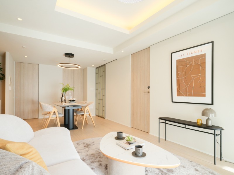 温もりを感じるフローリングやホワイトで統一された壁紙が、やわらかい雰囲気を演出します。素朴さと、どんなインテリアも受け止める柔軟性が魅力です。