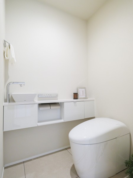 シンプルで安らぎが宿るレストルームです。タンクレストイレやスティックリモコンでスタイリッシュな空間を演出します。