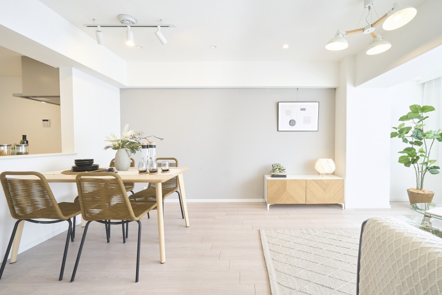 リビングの壁は一面にアクセントクロスを採用しました。柔らかな内装の中に、ニュアンスカラーを採り入れた気品漂う住空間です。