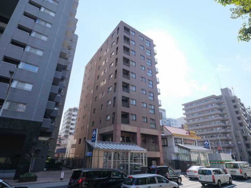 『阪東橋』駅まで徒歩1分、『黄金町』駅まで徒歩5分の立地にあるマンションです。日々の通勤や通学はもちろんのこと、ショッピングからレジャーまで自在に楽しめます。