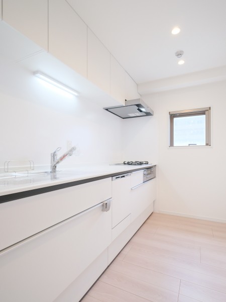 家事時短に便利な食洗器を搭載し、カウンタートップにもゆとりのあるキッチンです。キッチン横にも自然光が届く窓があり、心地よい時間を紡ぎ出し、快適にお料理ができそうな空間です。