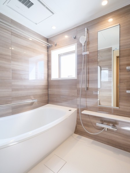 美しいカーブと全身を包み込むような入浴感が特長のクレイドル浴槽を採用しました。毎日のバスタイムを贅沢に、豊かにしてくれるバスルームです。