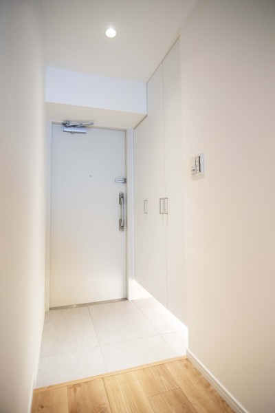 住まいの顔になる玄関は、フットライトが足元を温かく照らし、白を基調に爽やかな空間を演出します。人感センサー付きライトを設置したので、暗い時間帯のご帰宅や両手が塞がっているときも快適です。