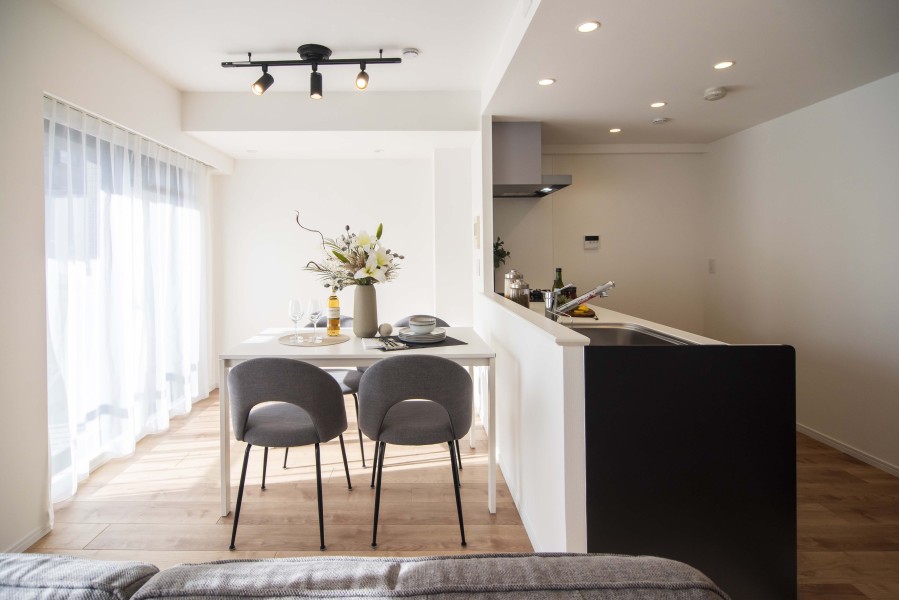 フローリングは木の温もりと美しさ、上質感を味わえる床材を採用しました。空間を華やかに彩り、心地よさで包みます。