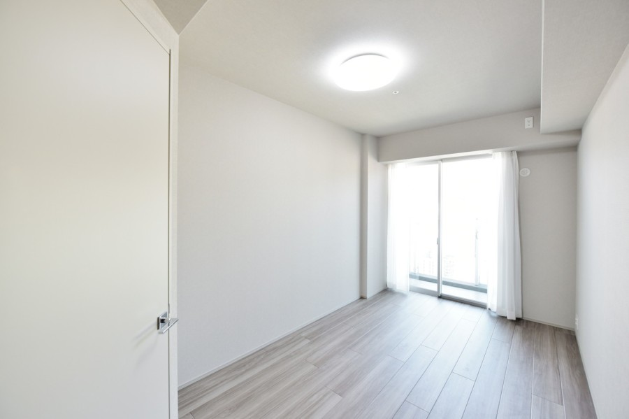 洋室１（約7.0帖）は東側のバルコニーに面し、気持ちの良い朝日が差し込むプライベートスペースです。ウォークインクローゼットを設置していますので、居住空間を広々と使用できます。