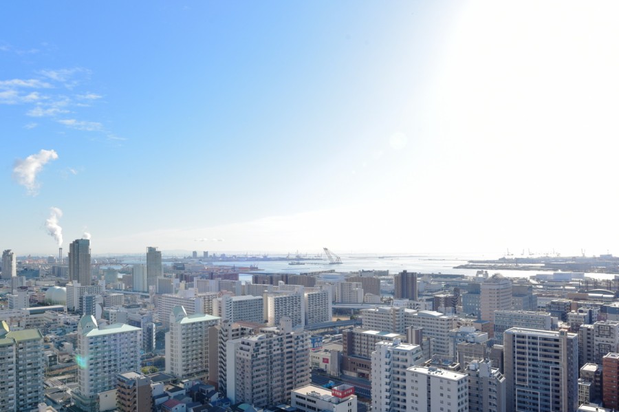 海と山、どちらも身近な存在に感じられるのが神戸の街の魅力でもあります。東側を見ると、太陽の光をきらきらと反射しながら輝く神戸港や、六甲アイランド方面を望む開放的な眺望が広がります。