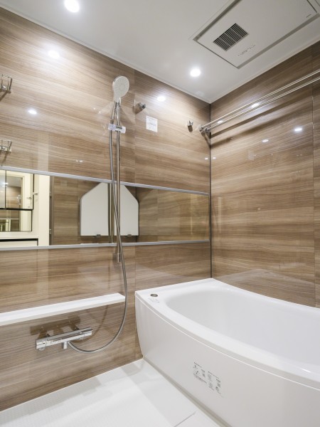 美しいカーブと全身を包み込むような入浴感が特長のクレイドル浴槽を採用しました。バスタイムを満喫することができます。