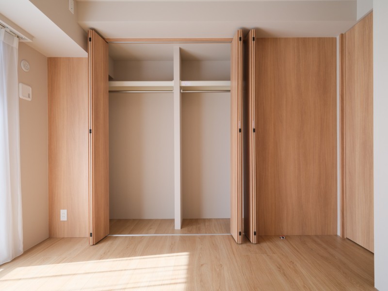 洋室1には間口の広いクローゼットを備え付けています。かさばるアウターや寝具などたっぷりと荷物を収納でき、居住空間は広くお使いいただけます。