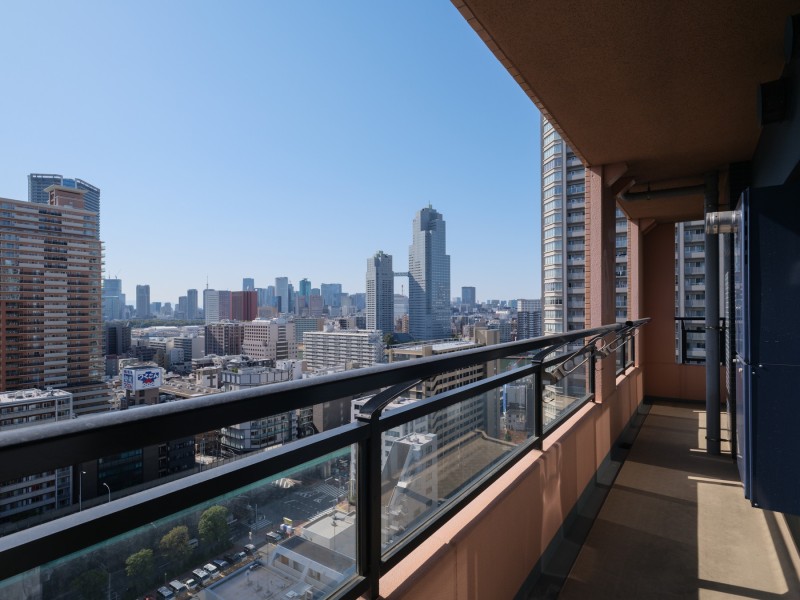 心地よい陽光を取り込み、空間をゆるやかに紡ぐバルコニーです。都市の鼓動を感じながら、空に溶け込む日常を愉しめます。