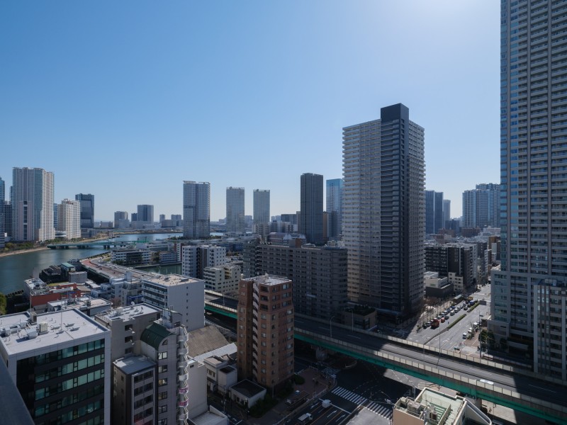 遠くまで青々と広がる大空に開放感とゆとりを宿すタワーレジデンス。飽きのこない窓辺からの光景を愉しむことができます。