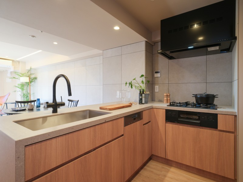 お部屋に溶け込むインテリアの一部かのようなキッチンです。時短に役立つ食器洗い機とディスポーザーを完備。ご家族と会話をしながらお料理をすることができるオープンタイプです。